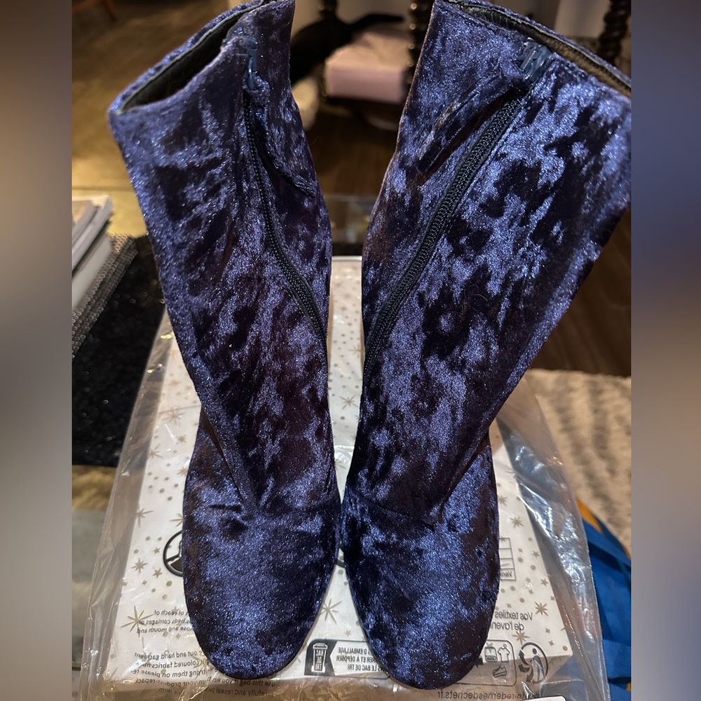 Rebecca Mincoff Blue Velvet 4” stacked heel Zip closure with tie detail. Size 9.
